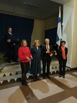 Salme Männikkö,Marja Värri ja Marjatta Laitinen muistivat Eero Kainulaista.